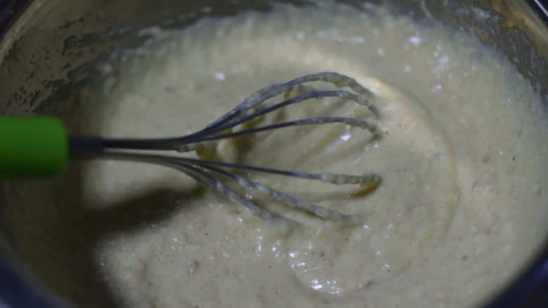全素豆渣磅蛋糕,用蛋抽将干湿食材搅打均匀，约一分钟。确保没有结块。