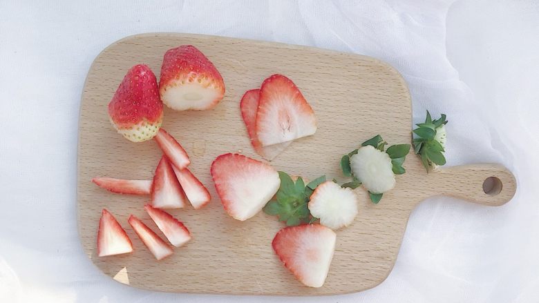 仙草的2+1花样吃法,第二种：水果烧仙草

草莓洗干净后切成你喜欢的小粒