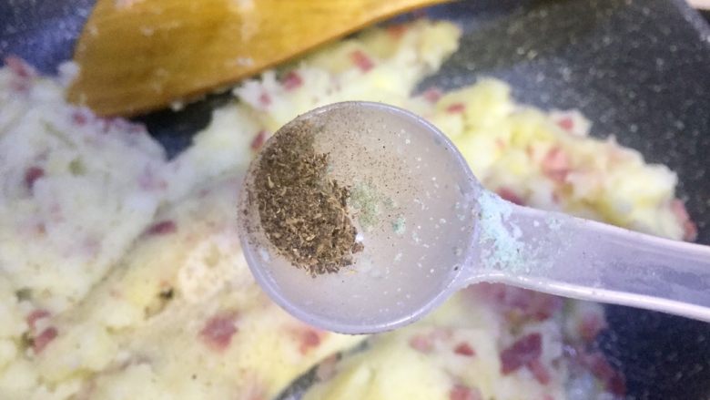 不用蒸不用捣的黑椒培根土豆泥,再加入少许五香粉，把所有食材尽力炒拌均匀