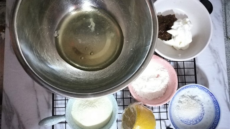 红枣酸奶溶豆（新手零失败）,准备材料~喜欢甜一点的红枣泥多一点，喜欢淡一点的酸奶多一点~我这次做的是红枣泥30g，酸奶35g。泥的总数不要超过65g。