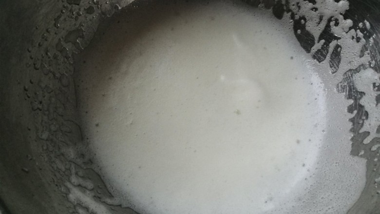 红枣酸奶溶豆（新手零失败）,打至细腻小气泡的时候，再加第二个三分之一糖，继续高速打~