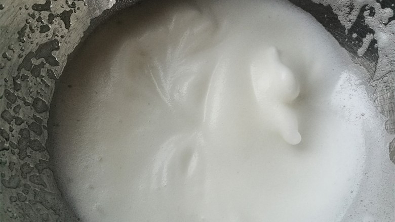 红枣酸奶溶豆（新手零失败）,打至出现明显纹路，加入剩下的糖~中速继续打~