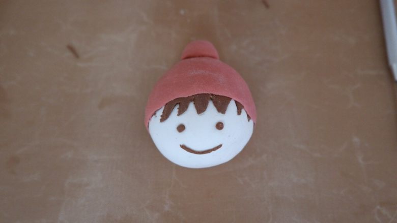 小红帽可爱娃娃卡通馒头,粘在脸部做嘴巴。