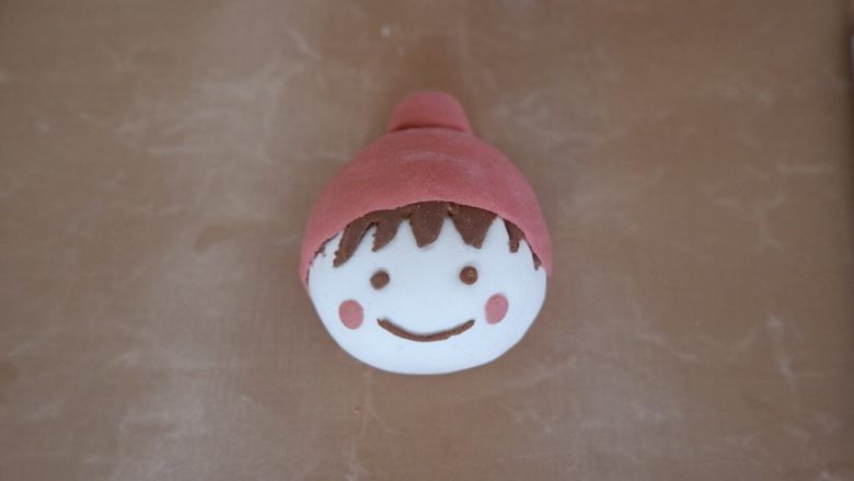 小红帽可爱娃娃卡通馒头,贴在脸部压扁做腮红。