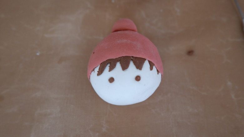 小红帽可爱娃娃卡通馒头,按在脸部做眼睛。