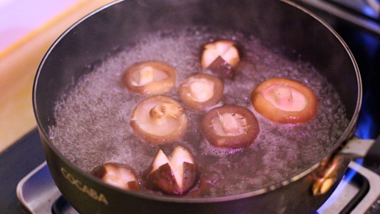 干贝豆腐烩鲜虾,蘑菇入水焯俩分钟捞起备用