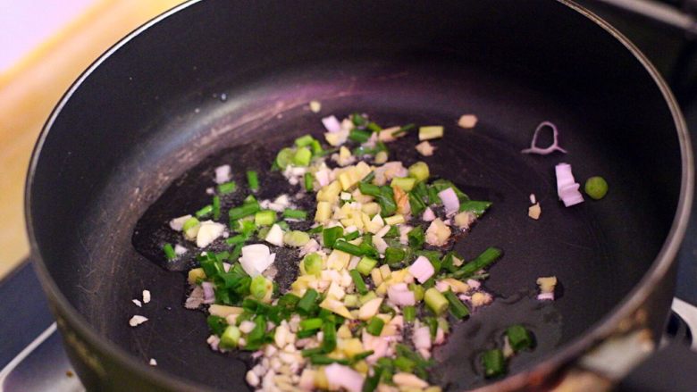 干贝豆腐烩鲜虾,热锅下色拉油爆香蒜姜沫