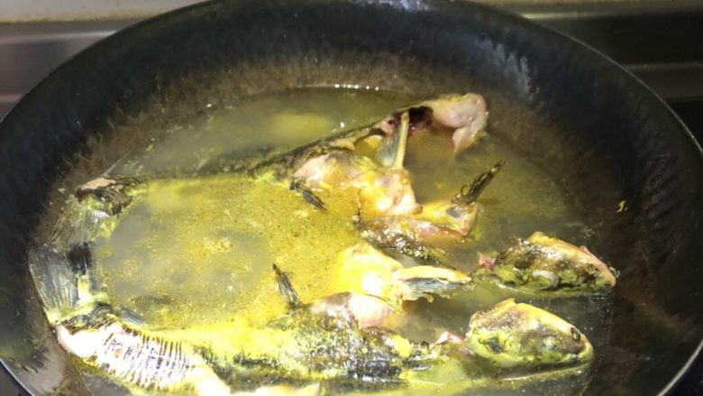 昂公酸菜鱼,加入开水，基本能覆盖鱼，加入料酒，少许盐，熬至汤白。