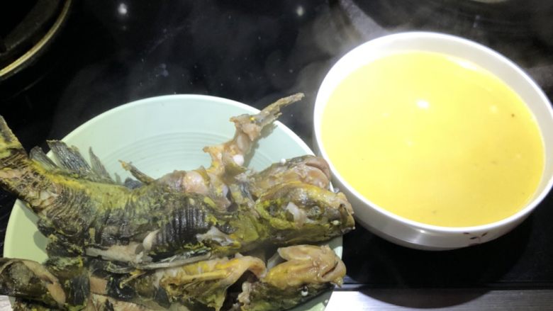 昂公酸菜鱼,将鱼汤分别装入碗里。