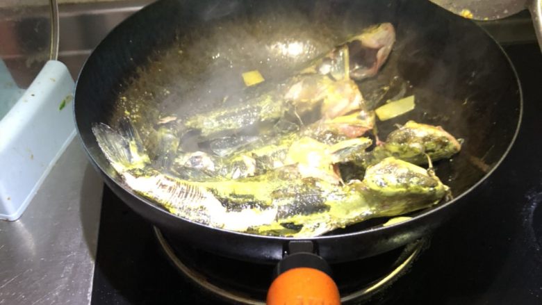 昂公酸菜鱼,锅中加入少许油，加热至七成热，放入生姜片昂公，转中小火煸至昂公皮表皮发白。