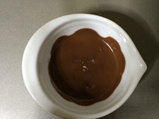 可可杏仁饼干,牛奶巧克力融化在一个范围内或浴缸。