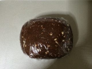 可可杏仁饼干,揉成团用保鲜膜包裹放入冰箱冷藏2个小时