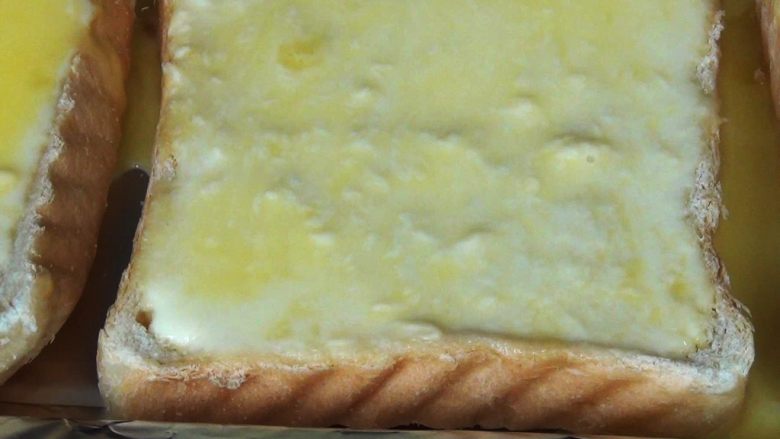 岩烧乳酪,乳酪液渗透在吐司片上。