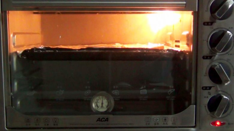 岩烧乳酪,烤箱预热至200度，将烤盘送入烤箱的上下层。