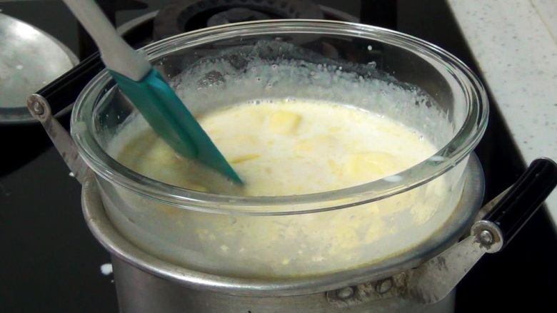 岩烧乳酪,一边加热一边翻拌，使混合物完全溶解。