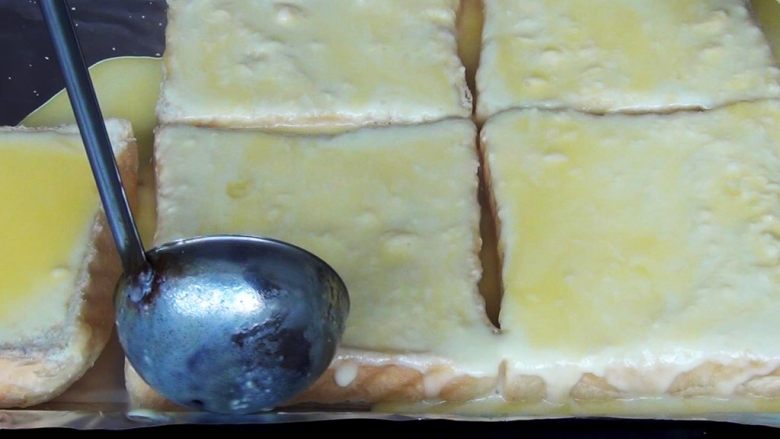 岩烧乳酪,乳酪液浇在吐司片上。