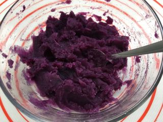 奶香紫薯小面包,加一点点水用勺子压成泥