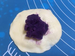 奶香紫薯小面包,松弛10分钟，擀成圆形包入紫薯泥