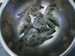 蒜蓉烤虾,放盆里，剪掉虾须