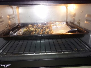 蒜蓉烤虾,放烤箱，中层，220度上下火，烤10分钟左右就ok了