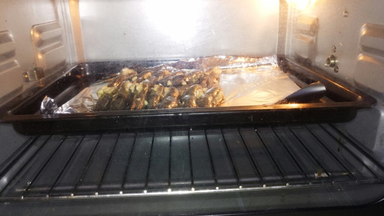蒜蓉烤虾,放烤箱，中层，220度上下火，烤10分钟左右就ok了