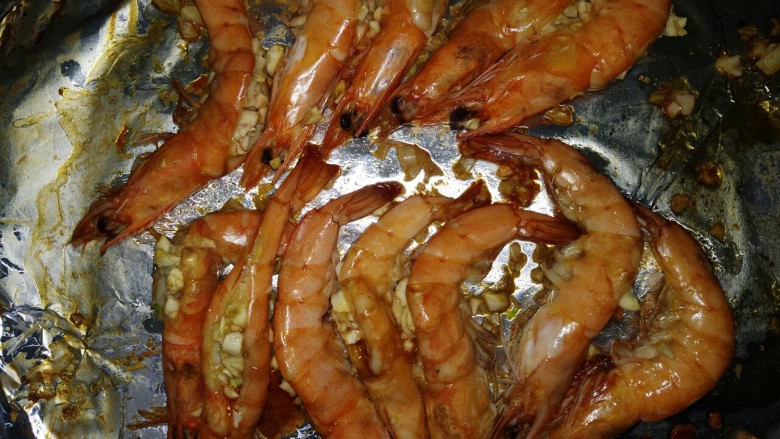 蒜蓉烤虾,这是烤好的虾，取出烤箱