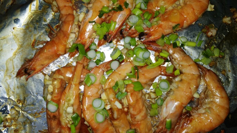 蒜蓉烤虾,撒上葱花