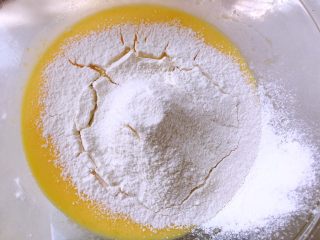 斑马纹酸奶蛋糕（8寸）,过筛低筋面粉，搅拌均匀无颗粒