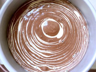 斑马纹酸奶蛋糕（8寸）,之后再轻轻磕几下，震出气泡，入烤箱160度烤40分钟