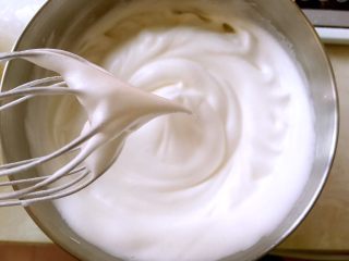 斑马纹酸奶蛋糕（8寸）,蛋白加几滴柠檬汁，分三次加入剩下的砂糖打发至带点小弯钩的蛋白霜