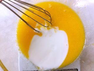 斑马纹酸奶蛋糕（8寸）,加入酸奶搅拌均匀
