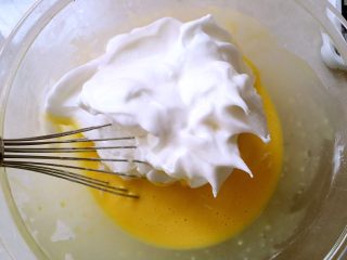 斑马纹酸奶蛋糕（8寸）,将蛋白霜分两份，一份加入原色蛋黄糊中翻拌均匀