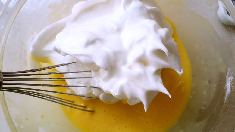 斑马纹酸奶蛋糕（8寸）,将蛋白霜分两份，一份加入原色蛋黄糊中翻拌均匀