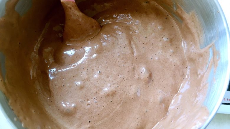 斑马纹酸奶蛋糕（8寸）,另外一份加入可可面糊中翻拌均匀，烤箱预热160度