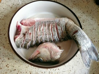 孔雀开屏鱼,加入盐、料酒抓匀腌制15分钟