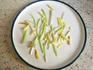 孔雀开屏鱼,大葱和生姜切丝垫在盘子底部(忘记买大葱，我用的小葱替代)