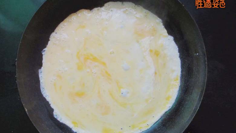 鸡蛋肉墩卷,不粘锅放少许油，烧热后舀入一大勺蛋液，转动平底锅使蛋液均匀的凝固。煎一面即可，不用翻面