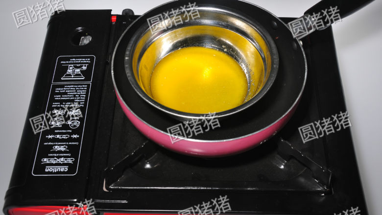 简单又美味的——杏仁瓦片酥,将<a style='color:red;display:inline-block;' href='/shicai/ 887'>黄油</a>切成小块，放入不锈钢碗内，隔热水加温至溶化成液态备用。