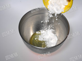 简单又美味的——杏仁瓦片酥, 蛋白放入盆内，加入糖粉。