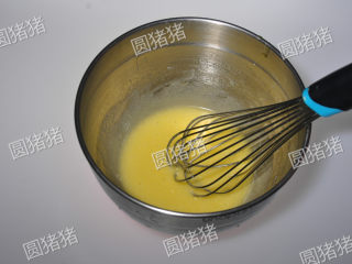 简单又美味的——杏仁瓦片酥,用手动打蛋器搅拌均匀。