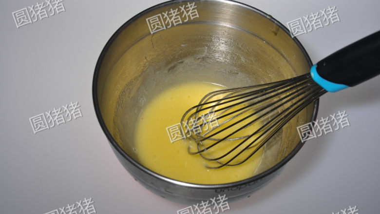 简单又美味的——杏仁瓦片酥,用手动打蛋器搅拌均匀。