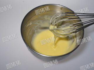 简单又美味的——杏仁瓦片酥,用手动打蛋器搅拌均匀成糊状。