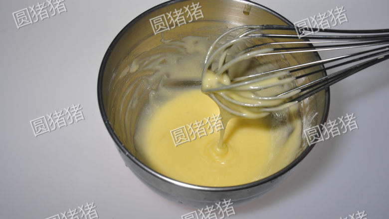 简单又美味的——杏仁瓦片酥,用手动打蛋器搅拌均匀成糊状。