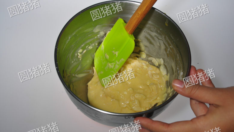 简单又美味的——杏仁瓦片酥, 用橡皮刮刀将杏仁片拌匀。