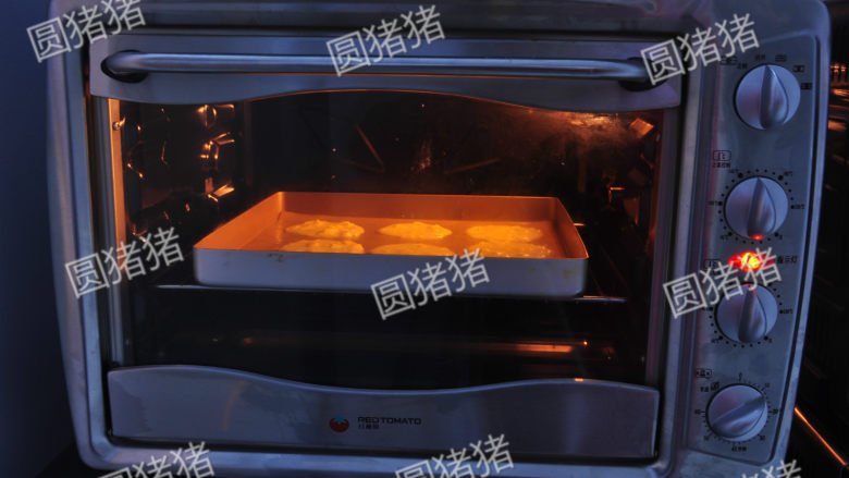简单又美味的——杏仁瓦片酥,烤箱上下火180度预热，中层烤5-6分钟，见表面成微黄色即可。