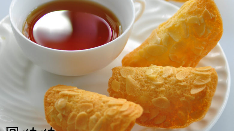 简单又美味的——杏仁瓦片酥,凉后要马上密封保存，才可保持松脆的口感。