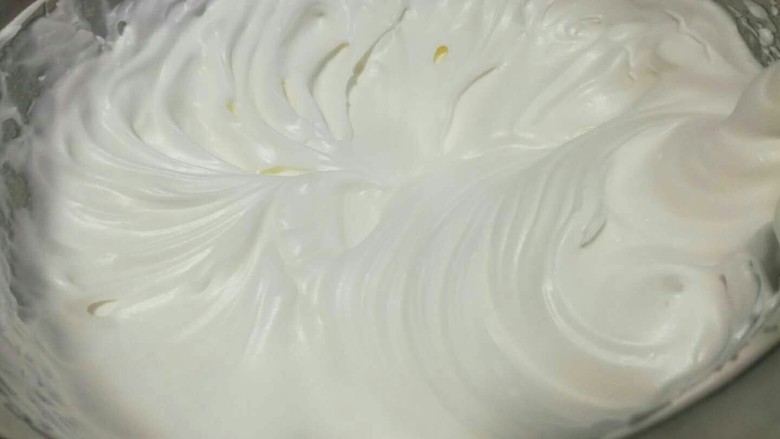 戚风蛋糕,打发好的蛋白霜是细腻而且有光泽的。
