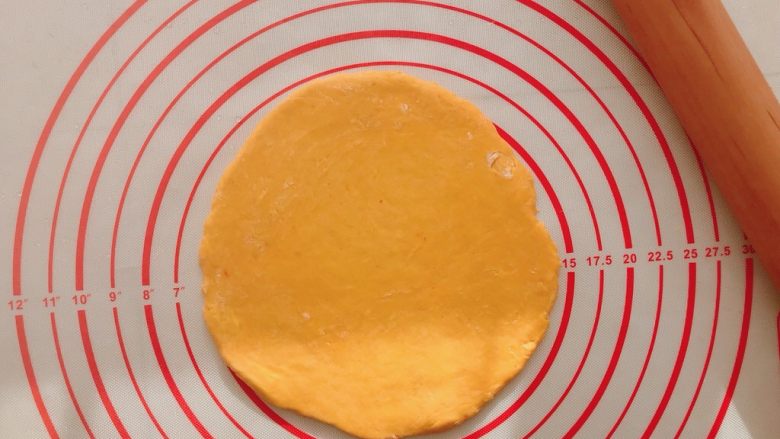#宝宝辅食#南瓜磨牙棒 10M+,将醒好的面团压扁，用擀面杖擀成5mm厚的饼状