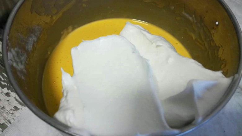 戚风蛋糕,取出三分之一的蛋白霜放入蛋黄糊中。