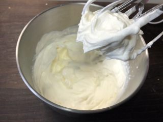 戚风杯子蛋糕,奶油打发到九分发的状态。